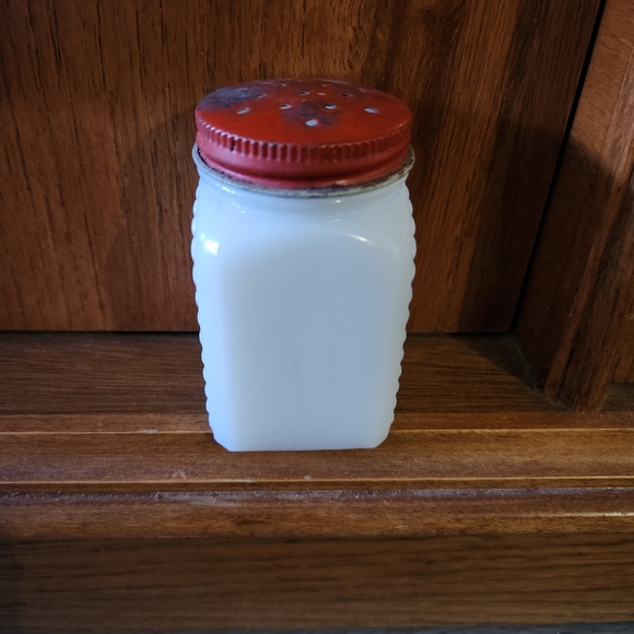 Vintage Milk Glass spice shaker - Picture 2 of 6
